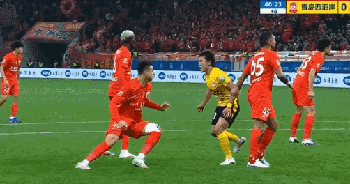 世界杯比赛直播地址-巨大争议！上海海港又获裁判“照顾”，吾米提江故意撞人逃红牌|青岛市|贺凯|宋浩宇|青岛西海岸|中超联赛_新浪体育_新浪新闻